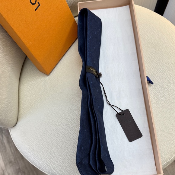 Louis Vuitton Navy Designer Silk Tie -NWT - Picture 7 of 10
